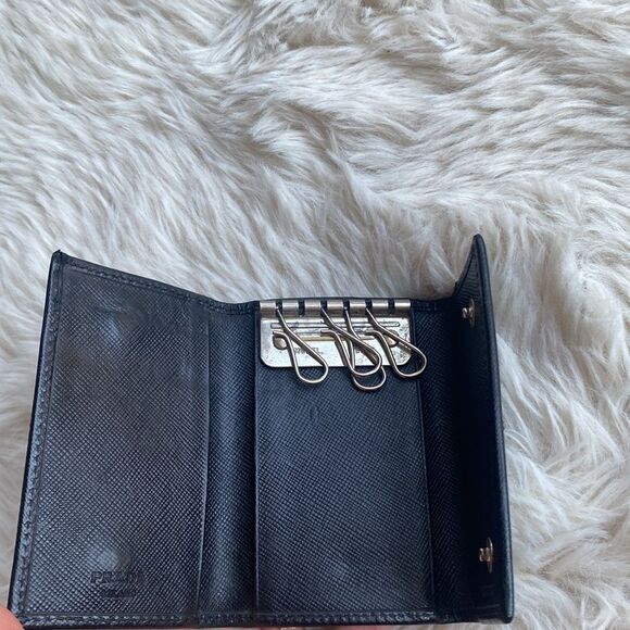Prada Saffiano 6-ring key case - Picture 8 of 10